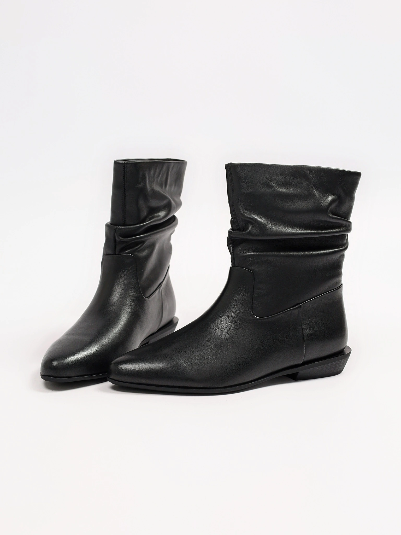 Ботинки черного цвета на низком каблуке